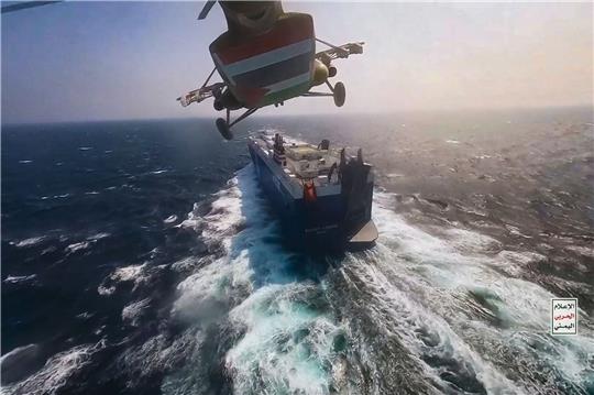 Seit Ausbruch des Gaza-Krieges greifen die Huthi-Rebellen immer wieder Schiffe im Roten Meer an - wie hier das Frachtschiff «Galaxy Leader». Nun reagieren die USA und ihre Verbündeten (Archivbild).