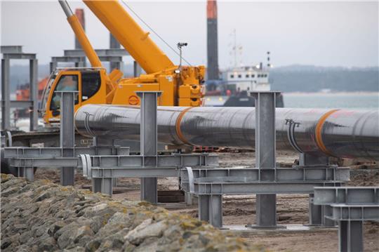 Seit Beginn des russischen Angriffs auf die Ukraine werden in Deutschland vermehrt LNG-Terminals gebaut - wie hier in Sassnitz auf Rügen. IEA-Chef Birol die schnelle Wende der deutschen Energiepolitik.