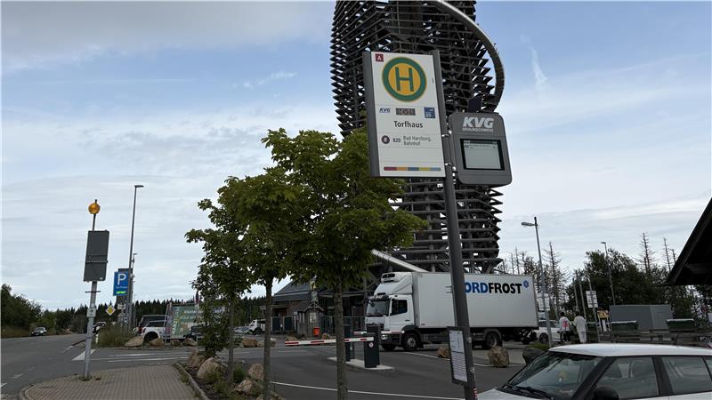 Seit Dezember 2024 soll der Bus 840 in Torfhaus Halt machen. Erkennen lässt sich das aktuell nicht.