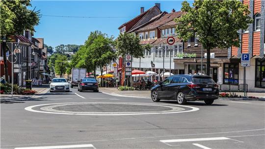 Seit Dienstag rollte der Verkehr wieder in der Clausthaler Innenstadt. Doch nicht jeder ist von dem neuen Mini-Kreisel überzeugt.