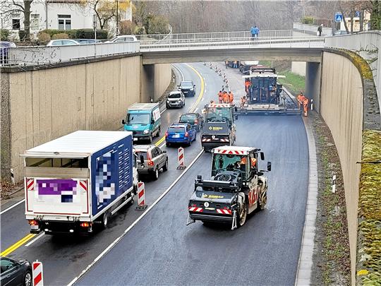 Seit Dienstag wird asphaltiert: Die B 4 in Bad Harzburg bekommt nun auch zwischen Abfahrt Burgstraße und dem Ortsausgang eine neue Fahrbahndecke.  Fotos/Grafik: Exner