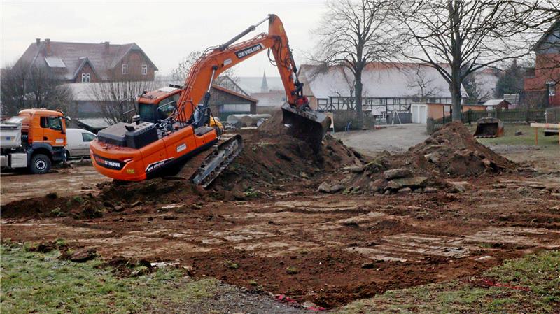 Baggerarbeiten auf einer Wiese.