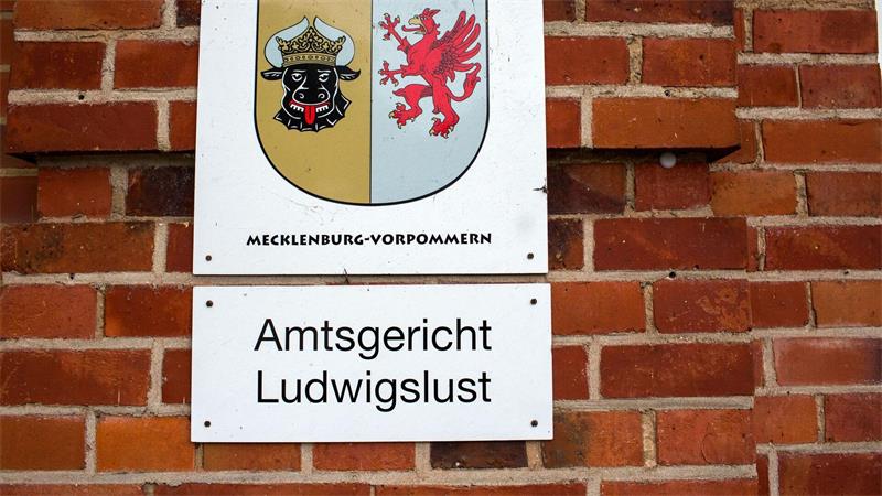 Seit Donnerstag steht ein Jäger aus Niedersachsen in Mecklenburg-Vorpommern vor Gericht. (Symbolbild)