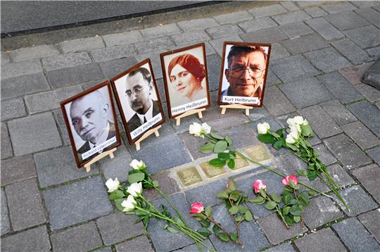 Seit Ende Juni erinnern Stolpersteine auf der Fischemäkerstraße an das Schicksal der Familie Heilbrunn: Tochter Henny erlebt in der Reichspogromnacht, wie ihr Vater Richard Löwenthal unter Schlägen abtransportiert wird, und notiert geistesgegenwärtig auf Geschäftsbögen, was die Täter an Sachwerten mitgehen lassen. Archivfoto: Heine