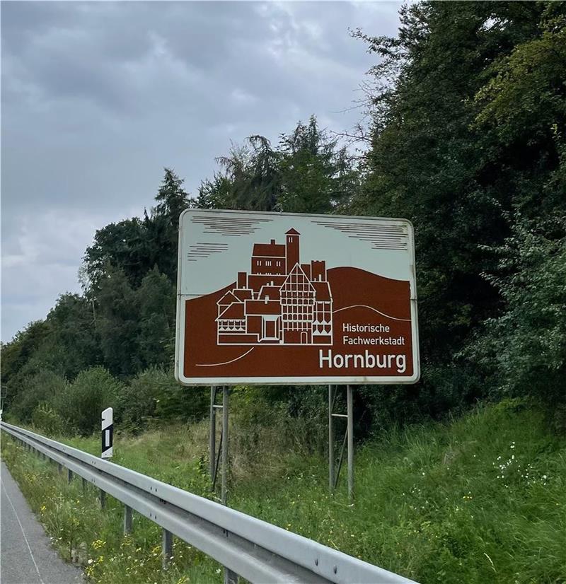 Seit Ende der 1990er Jahre steht das braun-weiße Hinweisschild für die historische Fachwerkstadt Hornburg an der Autobahn – damals war es noch die 395, jetzt ist es die 36. Entworfen hat das Motiv einst Fritz Sengpiel, Hornburgs langjähriger Stadtheimatpfleger. Foto: Tourismusverband Nördliches Harzvorland