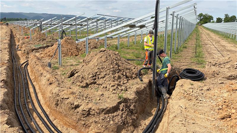 Seit Freitag werden auf der Solarpark-Baustelle an der A369 die Erdkabel verlegt.