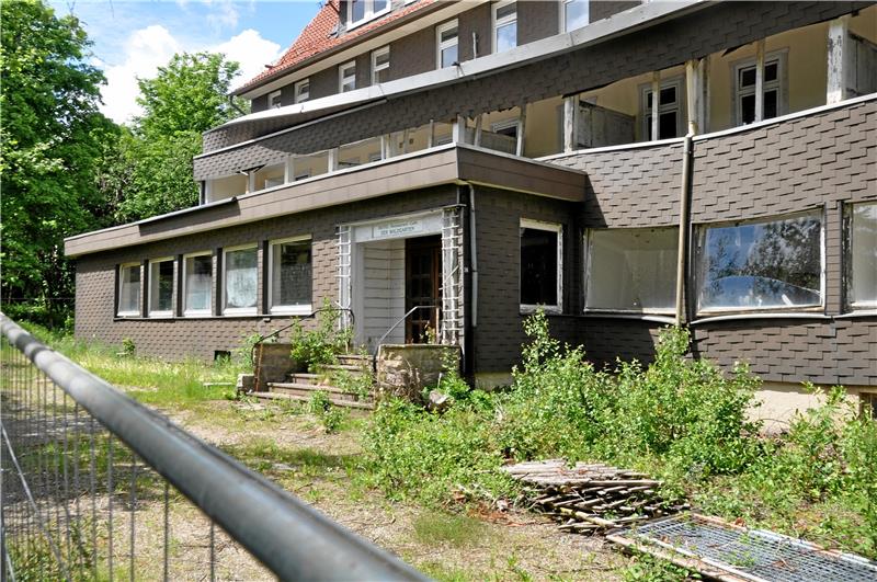 Hahnenklee: Waldgarten-Ruine soll Vier-Sterne-Hotel weichen Seit Jahren dem Verfall überlassen: Den Bauzaun zur Sicherung des alten „Waldgarten“ haben jetzt die neuen Eigentümer aufstellen lassen. Foto: Heine