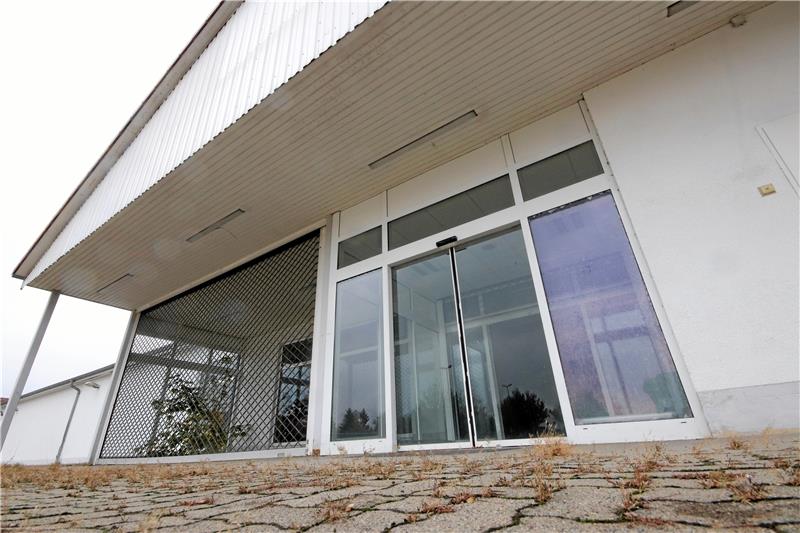 Seit Jahren gähnende Leere im alten Rewe am Posthof – inzwischen wächst sogar ein Bäumchen im Vorraum. Aber noch in diesem Jahr will Edeka in diesem Gebäude einen NP-Markt eröffnen.  Foto: Gereke