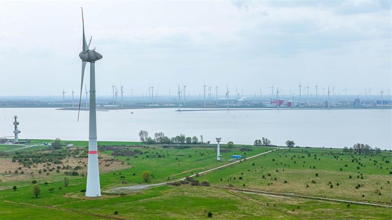 Ein neuer Marinehafen in Emden – Notwendigkeit oder Irrweg? Seit Jahren gibt es Überlegungen von Stadt und Land, wie der Rysumer Nacken zur Entwicklung des Hafens genutzt werden kann. (Archivbild)