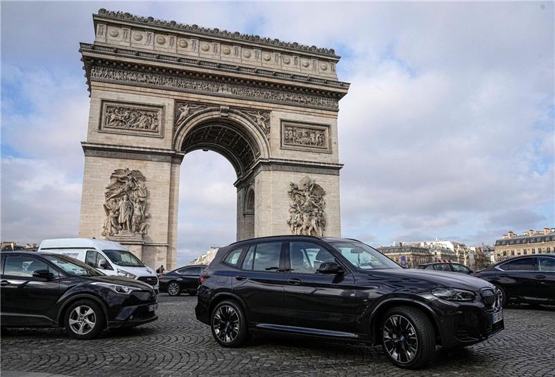 Kampfansage an SUV: Paris verdreifacht Parkgebühren Seit Jahren kämpft die Pariser Stadtverwaltung für eine Verkehrswende und weniger Autoverkehr - nun sind SUV von einer drastischen Entscheidung betroffen.