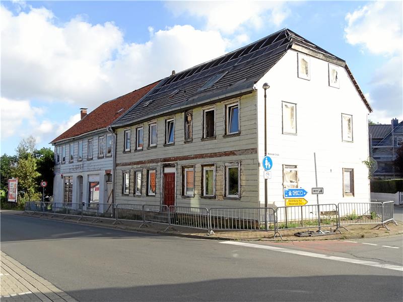 Seit Jahren verfällt die Brandruine an der Breiten Straße, sie ist auch den Behörden seit Langem ein Dorn im Auge. Nun hat die Dr.-Dücker-Besitzgesellschaft das Haus gekauft und lässt es im Juni abreißen. Foto: GZ-Archiv