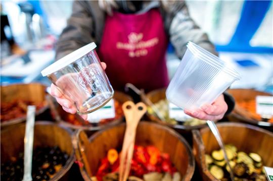 Seit Jahresbeginn sollten Verbraucherinnen und Verbraucher bei Essen zum Mitnehmen die Wahl zwischen einer Einweg- und einer Mehrwegverpackung haben.