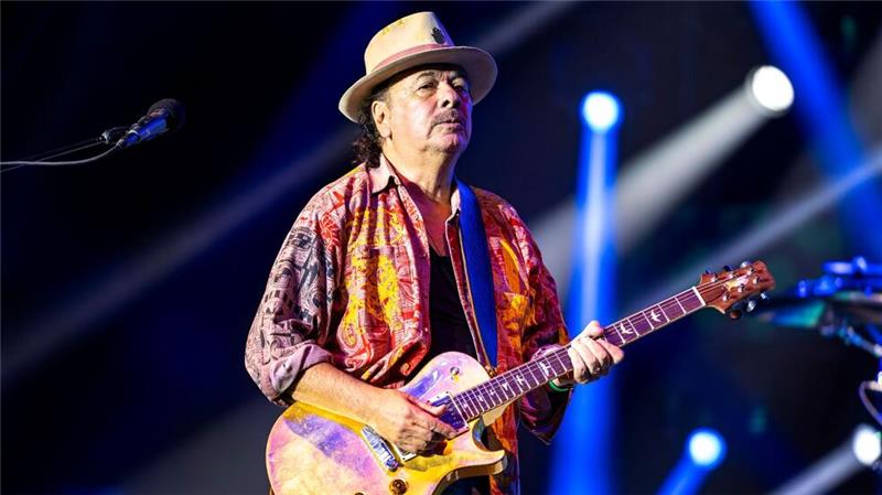 Gitarren-Legende Carlos Santana bricht sich den Finger Seit Jahrzehnten tourt Carlos Santana um die Welt und veröffentlicht ein Album nach dem anderen. Nun muss er pausieren. (Archivbild)
