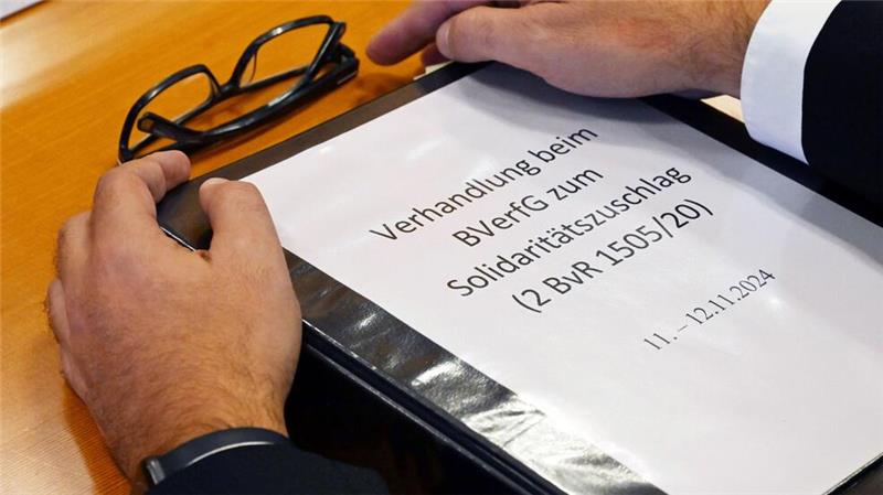 Kostet die Einheit heute noch Geld? Karlsruhe prüft Soli Seit Jahrzehnten wird über den Solidaritätszuschlag gestritten.