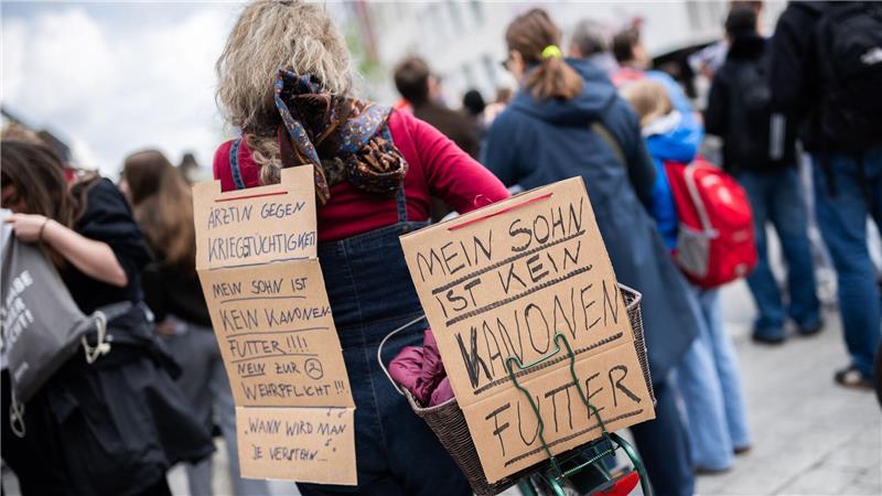 Schüler protestieren in Niedersachsen gegen Wehrpflicht Seit Januar gilt in Deutschland ein neues Wehrdienstgesetz.
