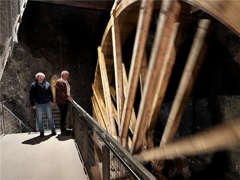 Seit Juli dieses Jahres dreht sich – sehr zur Freude von Christian Barsch (links) und Hans-Günter Schärf – das Kunstrad im Bergwerksmuseum Grube Samson. Archivfoto: Eggers