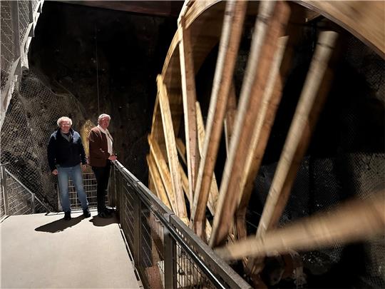 Seit Juli dieses Jahres dreht sich – sehr zur Freude von Christian Barsch (links) und Hans-Günter Schärf – das Kunstrad im Bergwerksmuseum Grube Samson. Archivfoto: Eggers