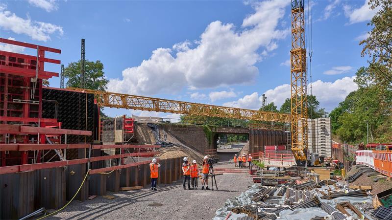 Bahn plant verändertes Sanierungskonzept für Korridore Seit Juli wird die rechte Rheinstrecke zwischen Troisdorf nahe Köln und Wiesbaden saniert, die Bauarbeiten sollen noch bis Dezember laufen.