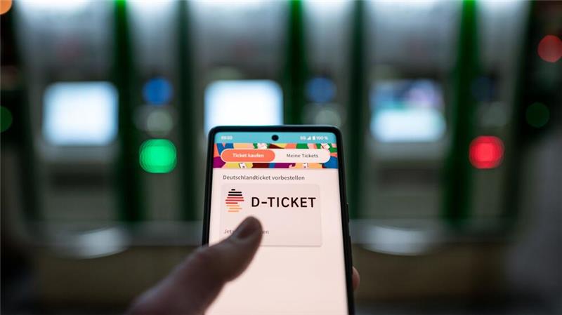 Niedersachsen will Deutschlandticket langfristig erhalten Seit Mai 2023 ermöglicht das Deutschlandticket bundesweit Fahrten in sämtlichen Bussen und Bahnen des Nah- und Regionalverkehrs zum einheitlichen Monatspreis. (Archivbild)
