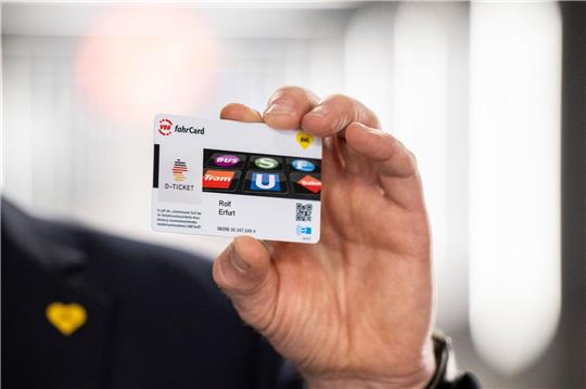 Seit Mai erhältlich: Mit dem Deutschlandticket können Fahrgäste für 49 Euro pro Monat quer durchs Land fahren.