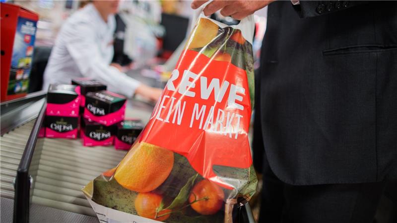 Seit Mitte 2016 gibt es das nicht mehr: Plastiktüten an der Rewe-Kasse.
