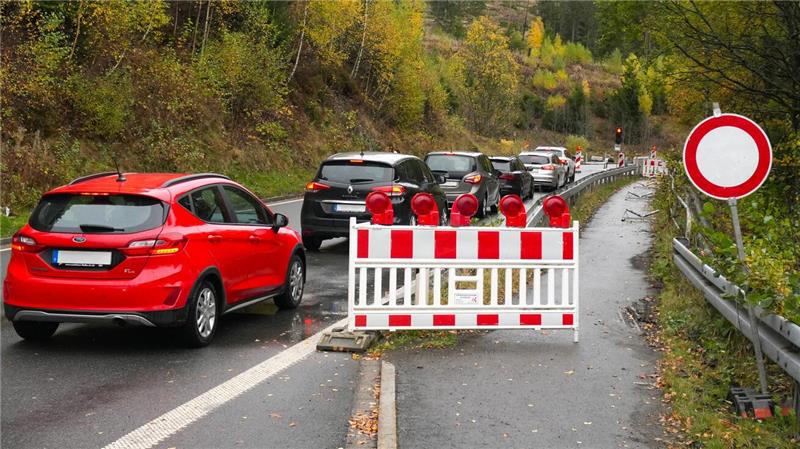 Autos warten vor einer roten Ampel auf der B 498 im Okertal.