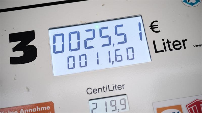 Seit Monaten sind hohe Preise für Benzin und Diesel eine Belastung für viele Verbraucher in Deutschland. (Archivbild)
