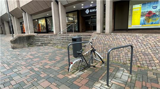 Seit Monaten steht ein inzwischen völlig demoliertes Fahrrad in der Fußgängerzone.