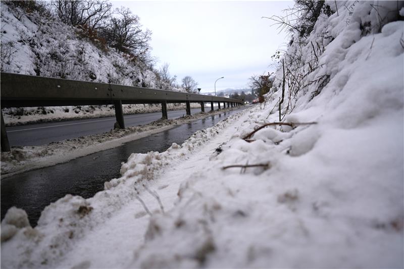Seit Montag ist der Weg nach Othfresen geräumt: Die Maschine der Straßenmeisterei ist repariert. Foto: Bode