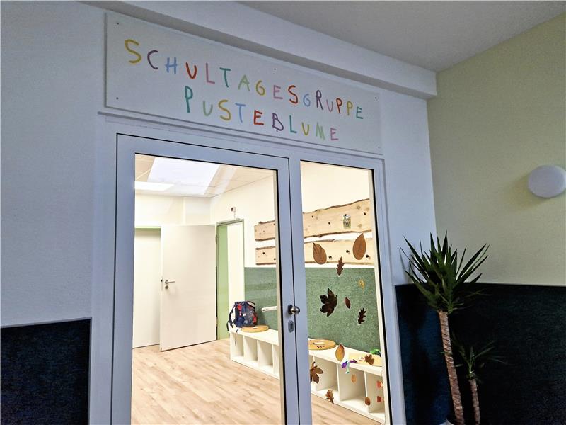 Venito feiert die fertige Kletterwand im Oberharz Seit Neuestem gibt es in Voigtlust auch eine Schultagesgruppe. Foto: Knoke