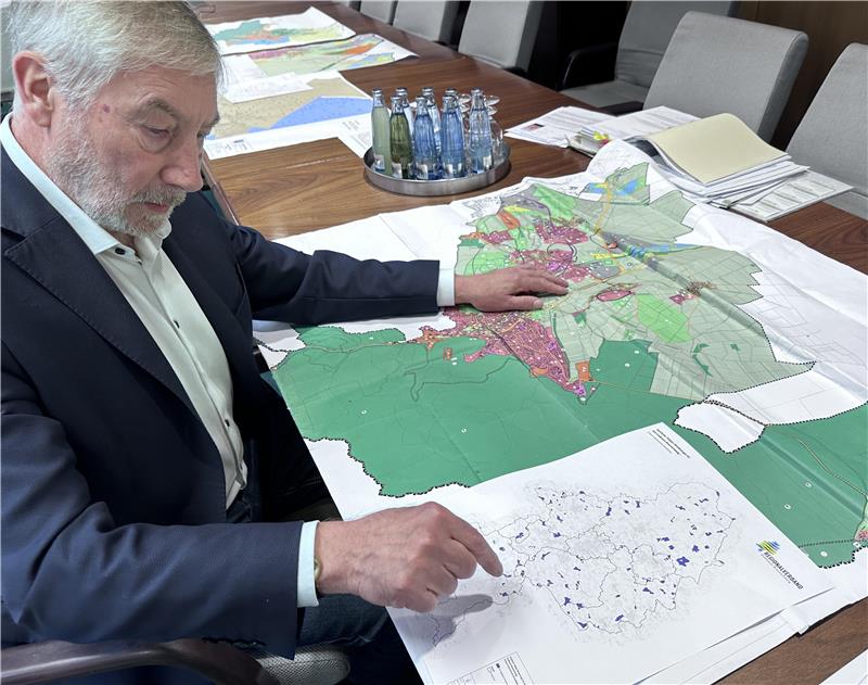 Seit November liegt der Planentwurf des Regionalverbandes auf dem Tisch, die Harlingeröder Fläche ist dort deutlich zusammengeschrumpft. Nun stört sich Bürgermeister Abrahms daran, dass der Landkreis sie wieder einbauen lassen möchte.