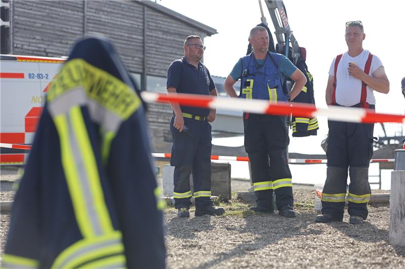 Brocken-Brand: Löschflugzeuge nach Harz-Einsatz zurück in Rom Seit Samstagmittag kämpfen Hunderte Feuerwehrleute gegen die Flammen. Foto: Matthias Bein/dpa