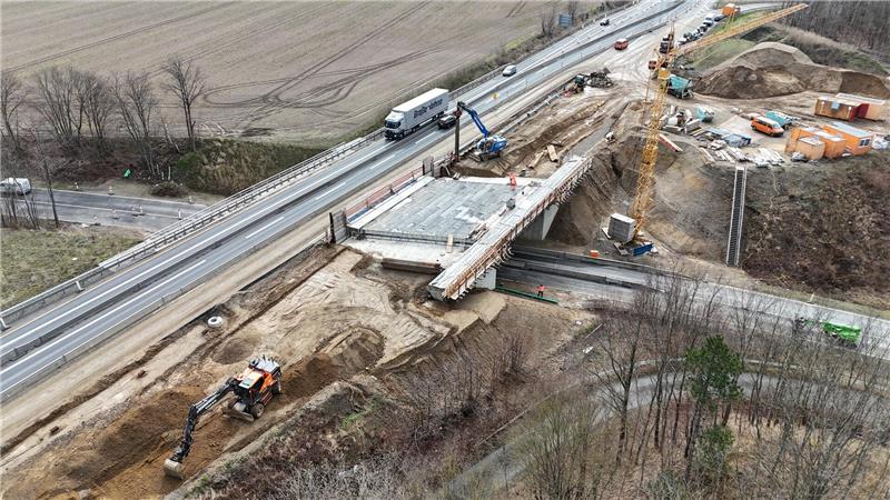 Seit Sommer 2024 wird die Autobahnbrücke bei Gut Radau erneuert. Das Projekt ist jetzt in den letzten Zügen.