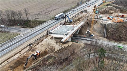 Seit Sommer 2024 wird die Autobahnbrücke bei Gut Radau erneuert. Das Projekt ist jetzt in den letzten Zügen.