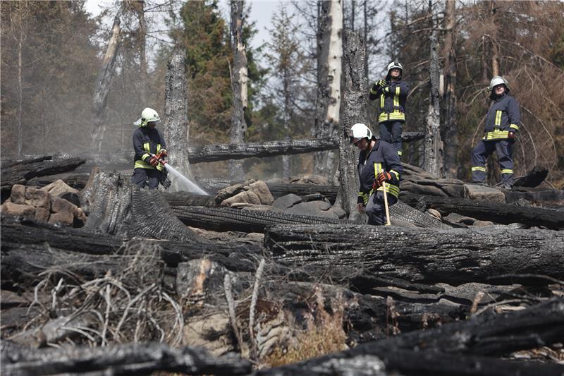 Brocken-Brand: Löschflugzeuge nach Harz-Einsatz zurück in Rom Seit Tagen brennt es am Brocken – die Löschmaßnahmen zeigen nun deutliche Erfolge und auch der Regen unterstützt die Brandbekämpfung. Heute sollen über 500 Einsatzkräfte im Brandgebiet helfen. Die Bundesinnenministerin hat sich angekündigt. Alle Infos im GZ-Ticker. Foto: Matthias Bein/dpa