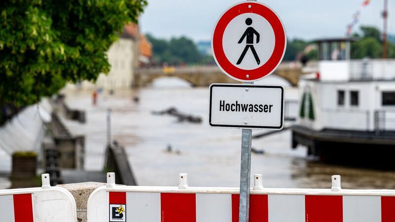 Seit Tagen kämpfen Helfer in Bayern und Baden-Württemberg gegen die Flut und ihre Folgen.