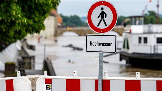 Seit Tagen kämpfen Helfer in Bayern und Baden-Württemberg gegen die Flut und ihre Folgen.