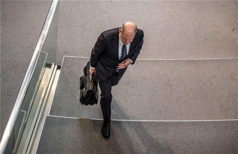 Zeit für Haushalteinigung wird knapp: Mögliche Szenarien Seit Tagen ringen Bundeskanzler Olaf Scholz, Vizekanzler Robert Habeck und Finanzminister Christian Lindner um Wege aus dem Milliardenloch im Haushalt.