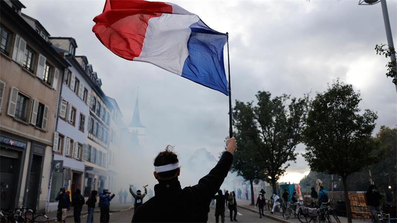 Seit Wochen gehen die Menschen in Frankreich für bessere Bildung und gegen die hohen Lebenshaltungskosten auf die Straße.