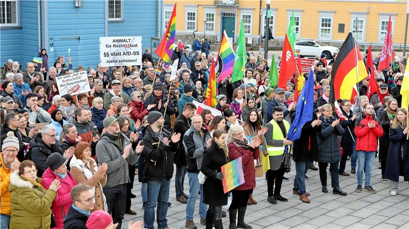 Für 16. März: Bad Harzburgerin (17) plant Demo gegen Rechts Seit Wochen gehen überall in Deutschland zahlreiche Menschen für die Demokratie und gegen Rechtsextremismus auf die Straße, hier zu sehen beispielsweise in Clausthal-Zellerfeld, Anfang Februar. Archivfoto: Neuendorf