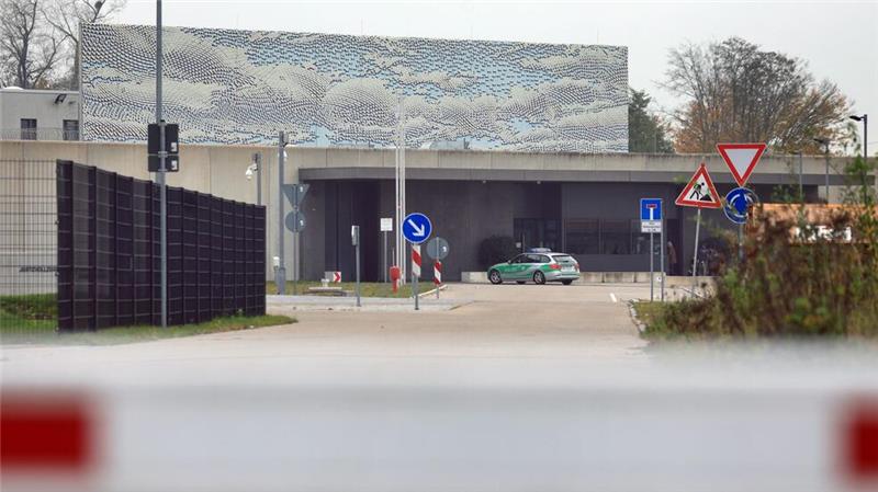 Seit Wochen gibt es Vorwürfe gegen Mitarbeiter im bayerischen Justizvollzug. Die Zahl der Beschuldigten stieg nun auf 17. (Symbolbild)