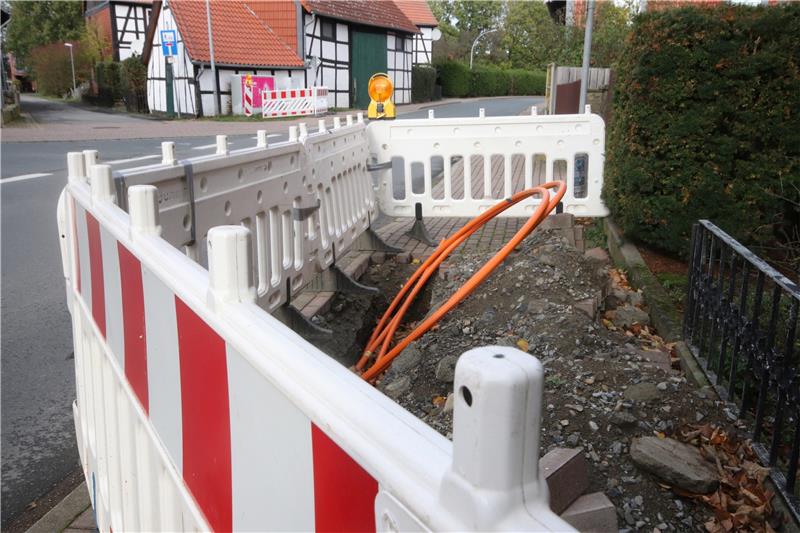 Seit Wochen liegt diese Baustelle für den Ausbau des Glasfasernetzes so da. Die Tiefbaufirma, die von der Telekom mit den Arbeiten betraut worden war, musste Insolvenz anmelden – die Arbeiten kamen zum Erliegen. Foto: Gereke