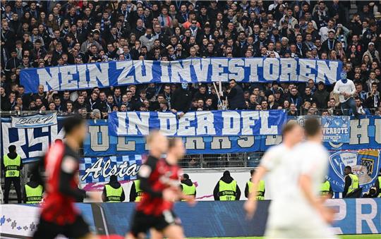 Seit Wochen protestieren die Fans in der ersten und zweiten Bundesliga gegen den Investoren-Einstieg bei der DFL.