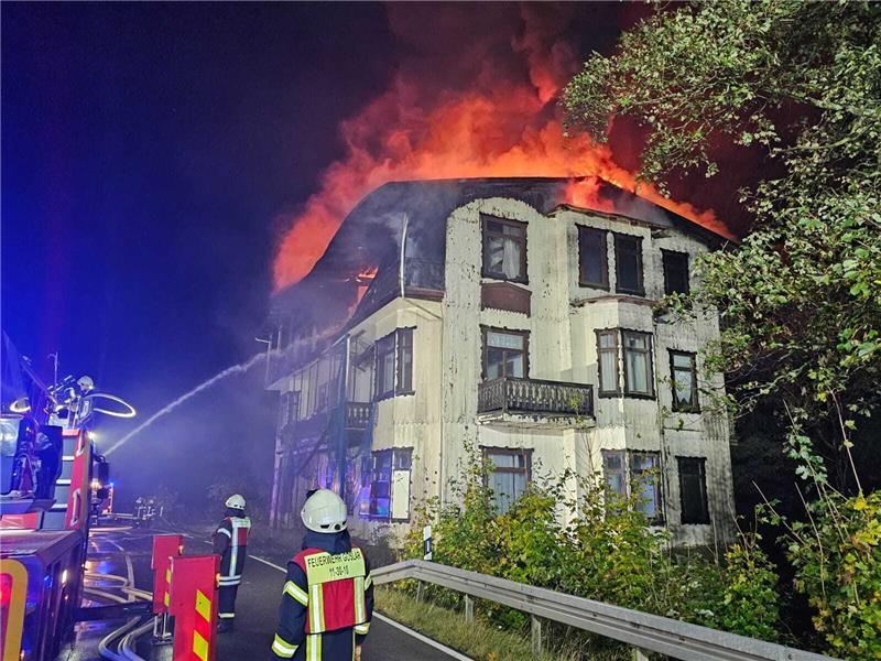 Feuer in Romkerhall: „Villa Helene“ akut einsturzgefährdet Seit circa 20.32 Uhr kämpfen Feuerwehrleute gegen den Brand. Foto: Sowa