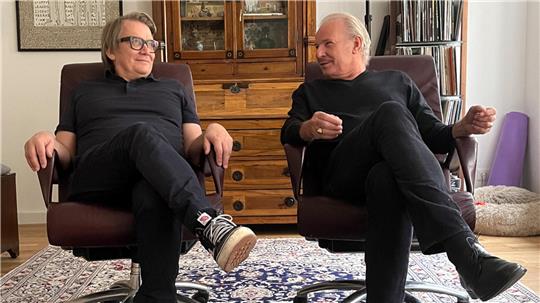 Sven Regener bringt Leander Haußmann mit nach Hahnenklee Seit dem 1. Januar 2024 machen sie gemeinsam Radio: Der designierte Preisträger Sven Regener (l.) und sein Laudator Leander Haußmann gehen beim RBB monatlich mit „Kopf und Kragen“ auf Sendung.