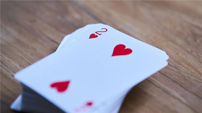 Seit dem 14. Jahrhundert fand das rote Herzsymbol auf Spielkarten Verbreitung. (Archivbild)