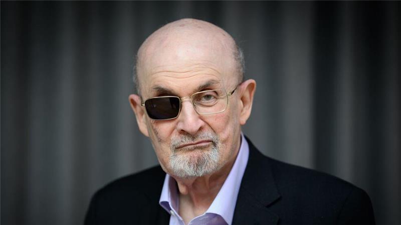 Autor Rushdie trifft vor Gericht auf seinen Angreifer Seit dem Attentat ist Salman Rushdie stets mit Brille zu sehen. (Archivbild)