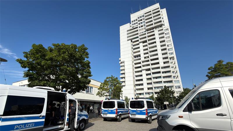Seit dem Morgen führt die Polizei einen Großeinsatz in einem Hochhaus im Kieler Stadtteil Mettenhof durch, aus dem ein Pflasterstein auf einen Streifenwagen geworfen worden ist.