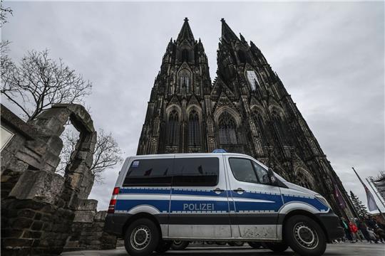 Seit dem Terroralarm im Dezember werden die Sicherheitsvorkehrungen in und um den Kölner Dom weiter aufrecht erhalten.