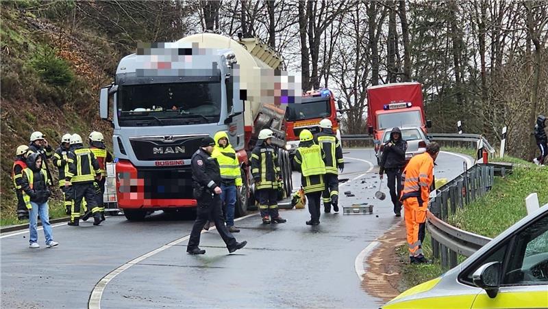 Nach Unfall mit Tanklaster auf B 241: Strecke wieder frei Seit dem Vormittag ist die Straße gesperrt. Foto: Epping